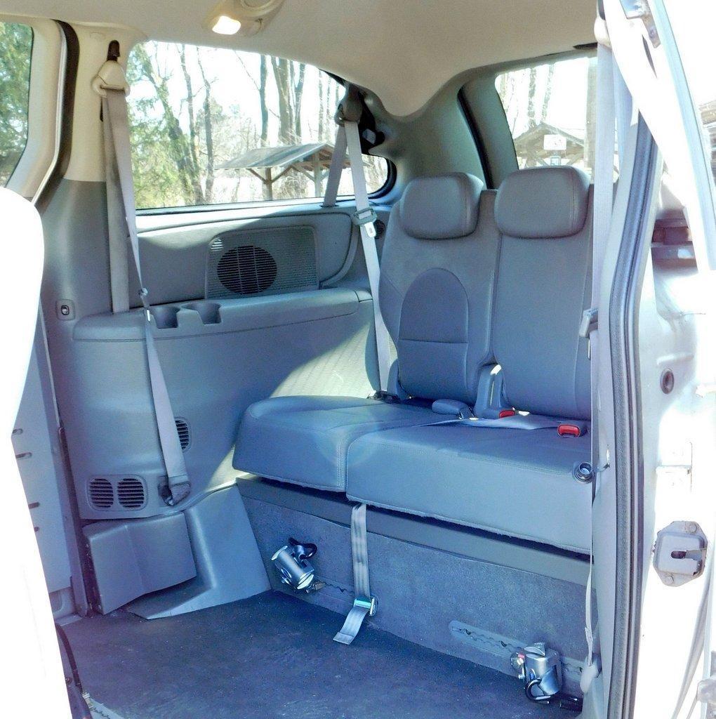 2006 Chrysler Town & Country Van w/ BraunAbility Entervan Side-Entry Wheelchair Package