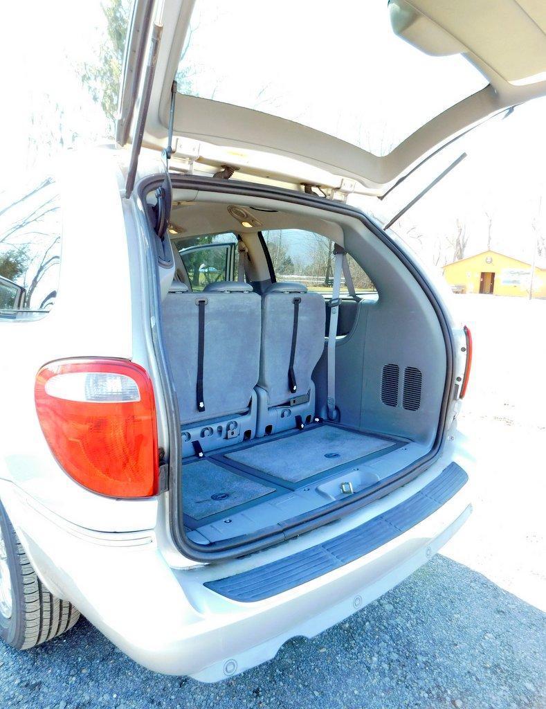 2006 Chrysler Town & Country Van w/ BraunAbility Entervan Side-Entry Wheelchair Package