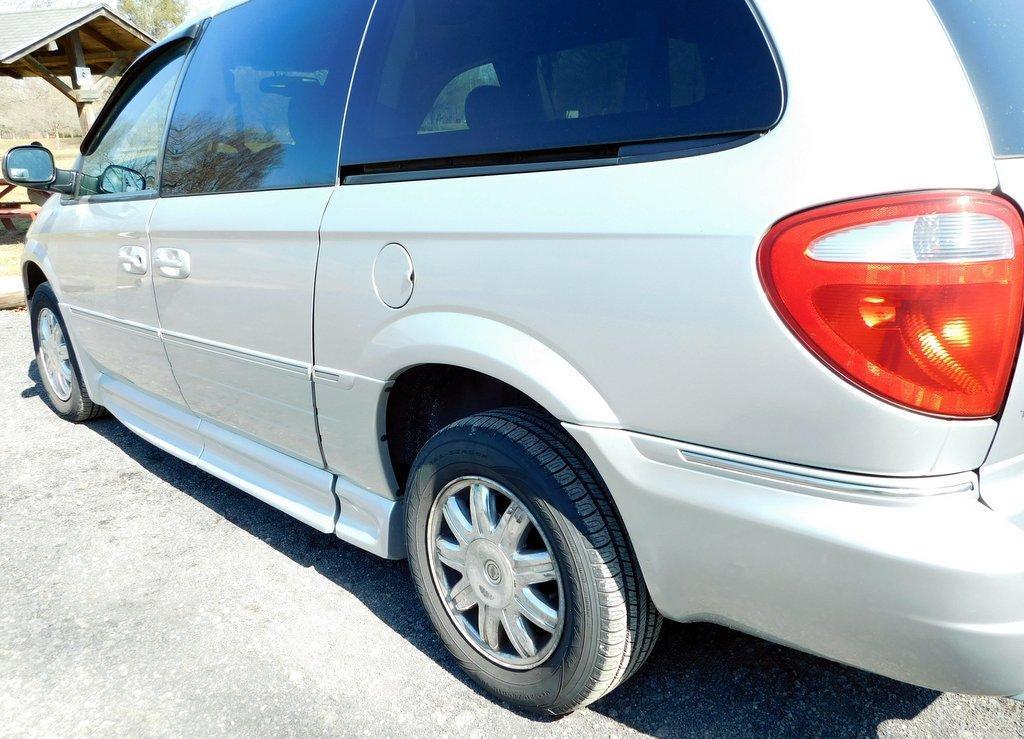 2006 Chrysler Town & Country Van w/ BraunAbility Entervan Side-Entry Wheelchair Package