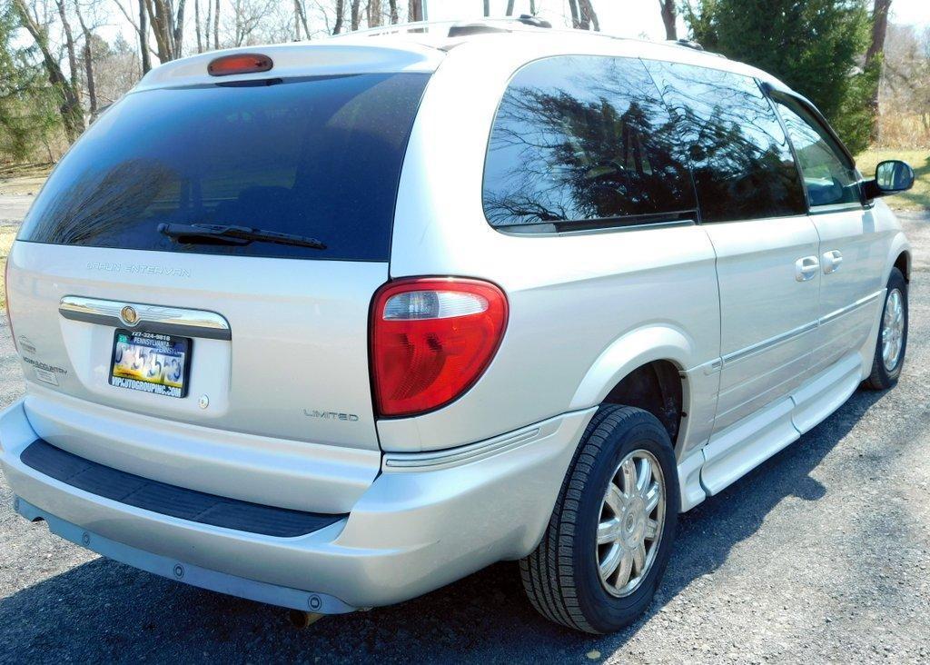 2006 Chrysler Town & Country Van w/ BraunAbility Entervan Side-Entry Wheelchair Package