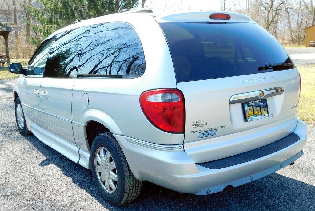 2006 Chrysler Town & Country Van w/ BraunAbility Entervan Side-Entry Wheelchair Package