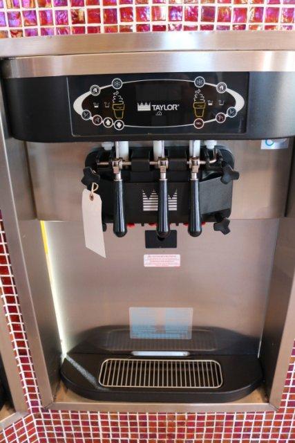 2013 Taylor C723-27 twist soft serve machine – Produces ice creams to custa
