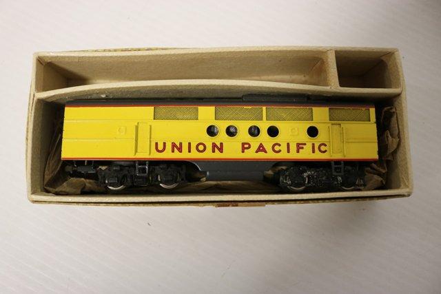 Tenshoda diesel locomotive UP B Unit - HO scale