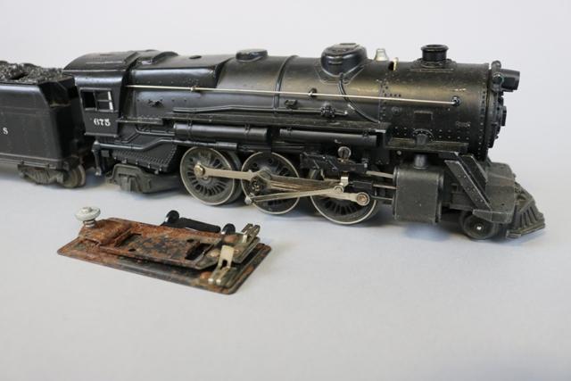 Lionel 675 locomotive 2-6-2 with tender - 027 ga. - as is - 6466 whistle te