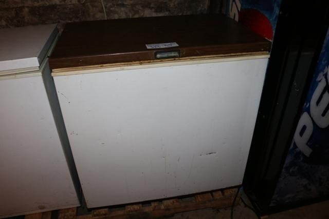 Chest freezer - AS IS - rough lid