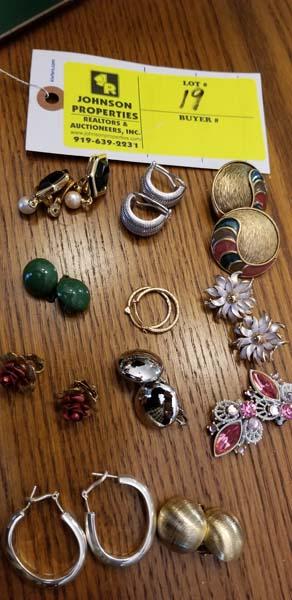 Group of Costume Jewelry:  Group of earrings (11 pcs)