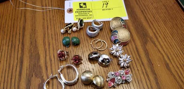 Group of Costume Jewelry:  Group of earrings (11 pcs)