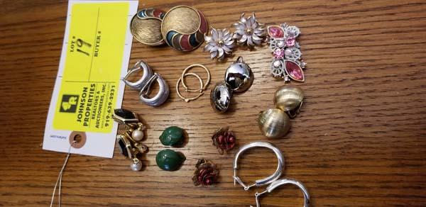 Group of Costume Jewelry:  Group of earrings (11 pcs)