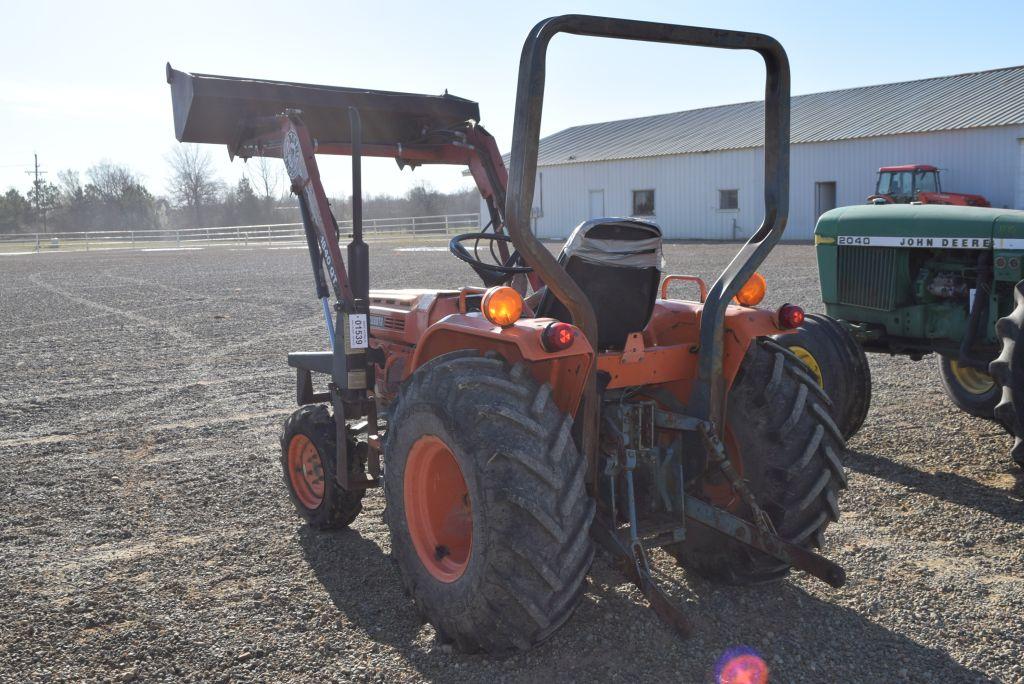 KUBOTA B8200 ROPS 4WD W/ 1840 LDR BUCKET