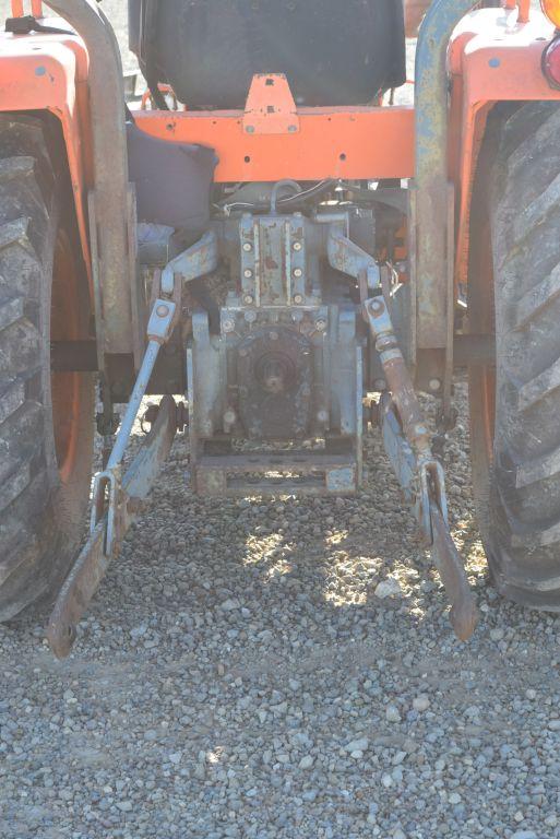 KUBOTA B8200 ROPS 4WD W/ 1840 LDR BUCKET