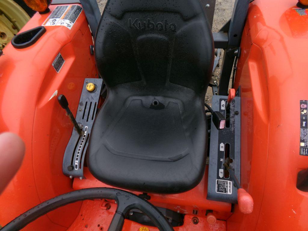 KUBOTA MX5200 ROPS 4WD W/ LDR BUCKET