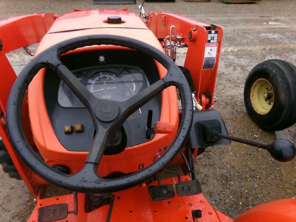 KUBOTA MX5200 ROPS 4WD W/ LDR BUCKET