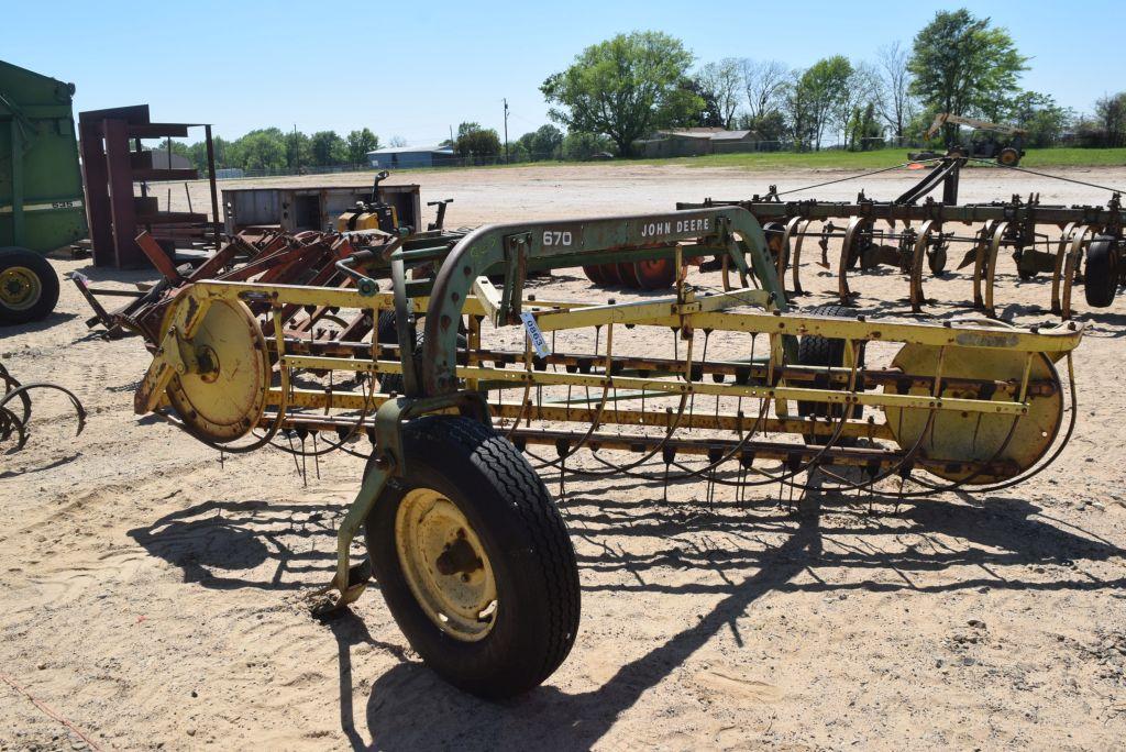 JD 670 SIDE DELIVERY RAKE