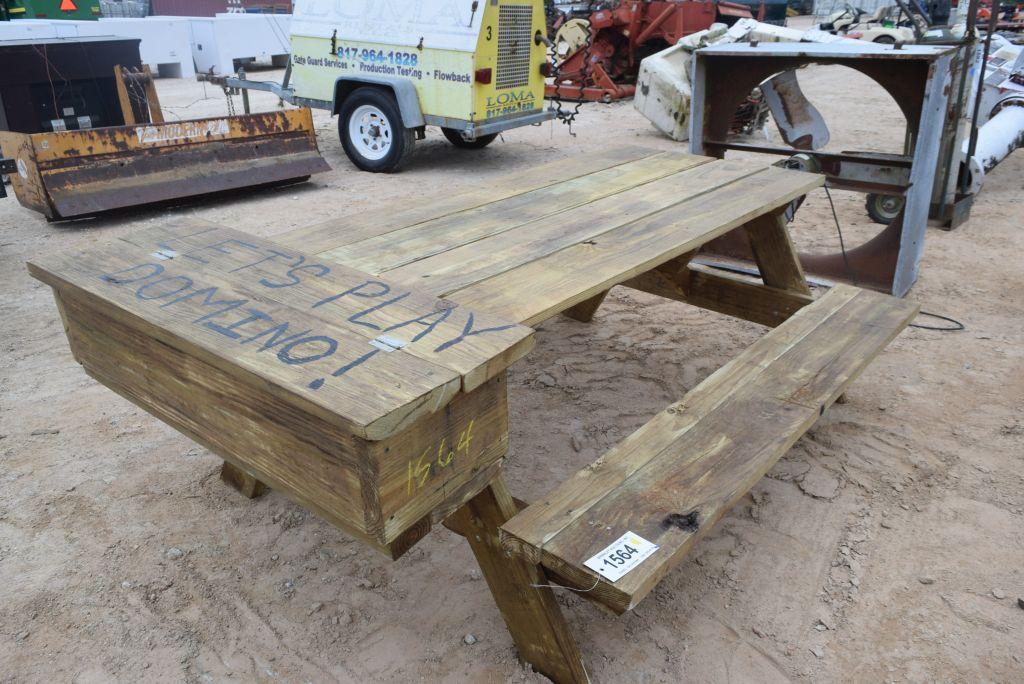 PICNIC TABLE AND WOODEN DOMINO SET