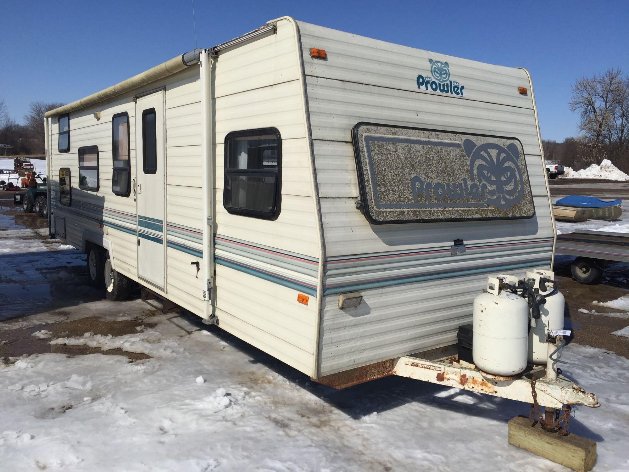 1993 Prowler Fleetwood 26' camper, furnace, new fridge, full bath, everythi