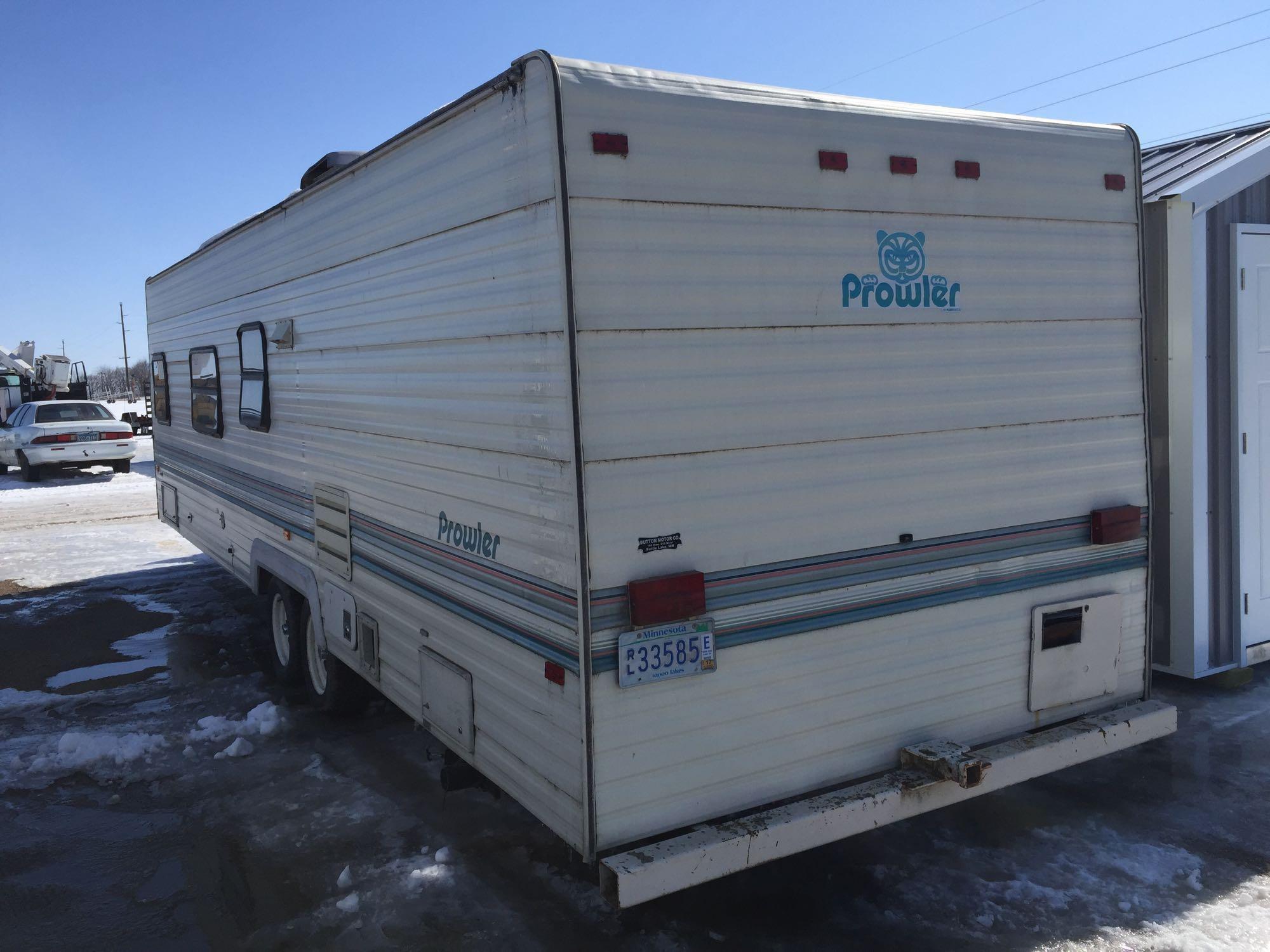 1993 Prowler Fleetwood 26' camper, furnace, new fridge, full bath, everythi