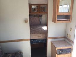 1993 Prowler Fleetwood 26' camper, furnace, new fridge, full bath, everythi