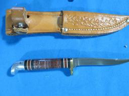 (2) Western and Case 6" knives with sheaths, tag#1425