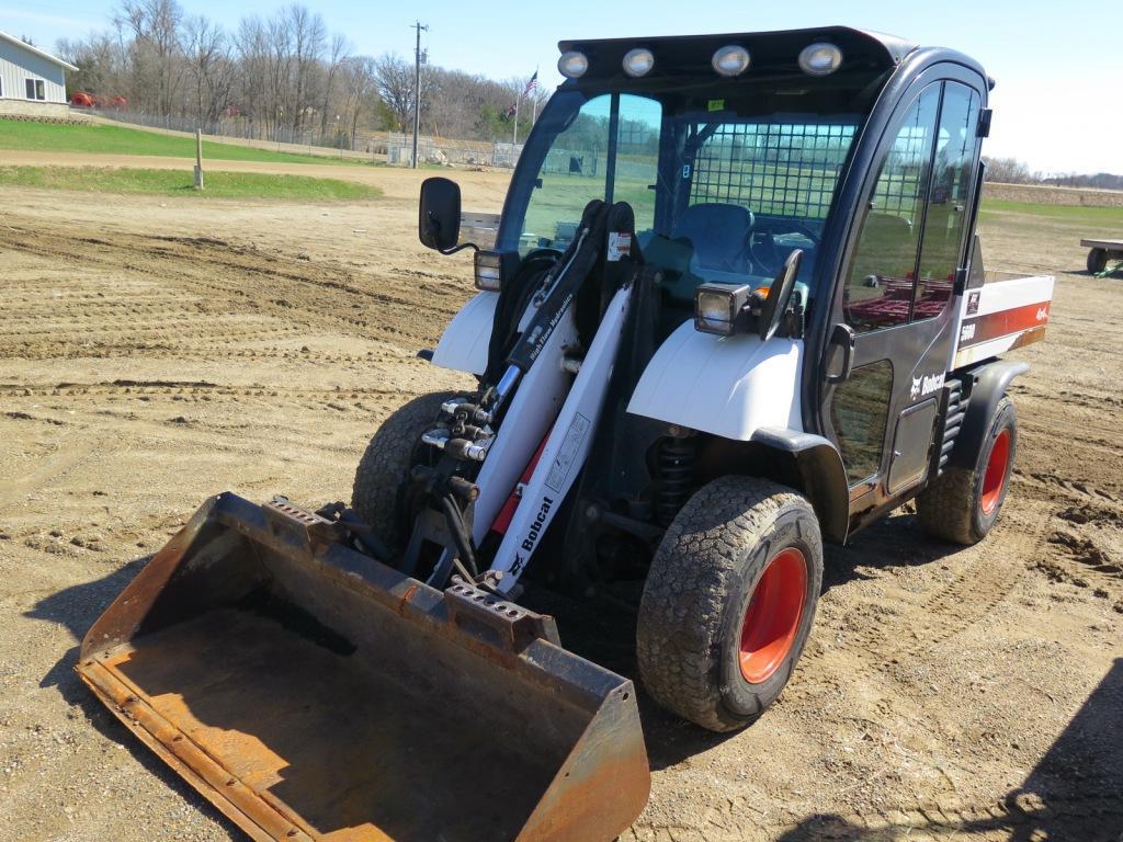 2009 Bobcat diesel Toolcat 5600 hi flow, hyd bob-tach, 66" material bucket,