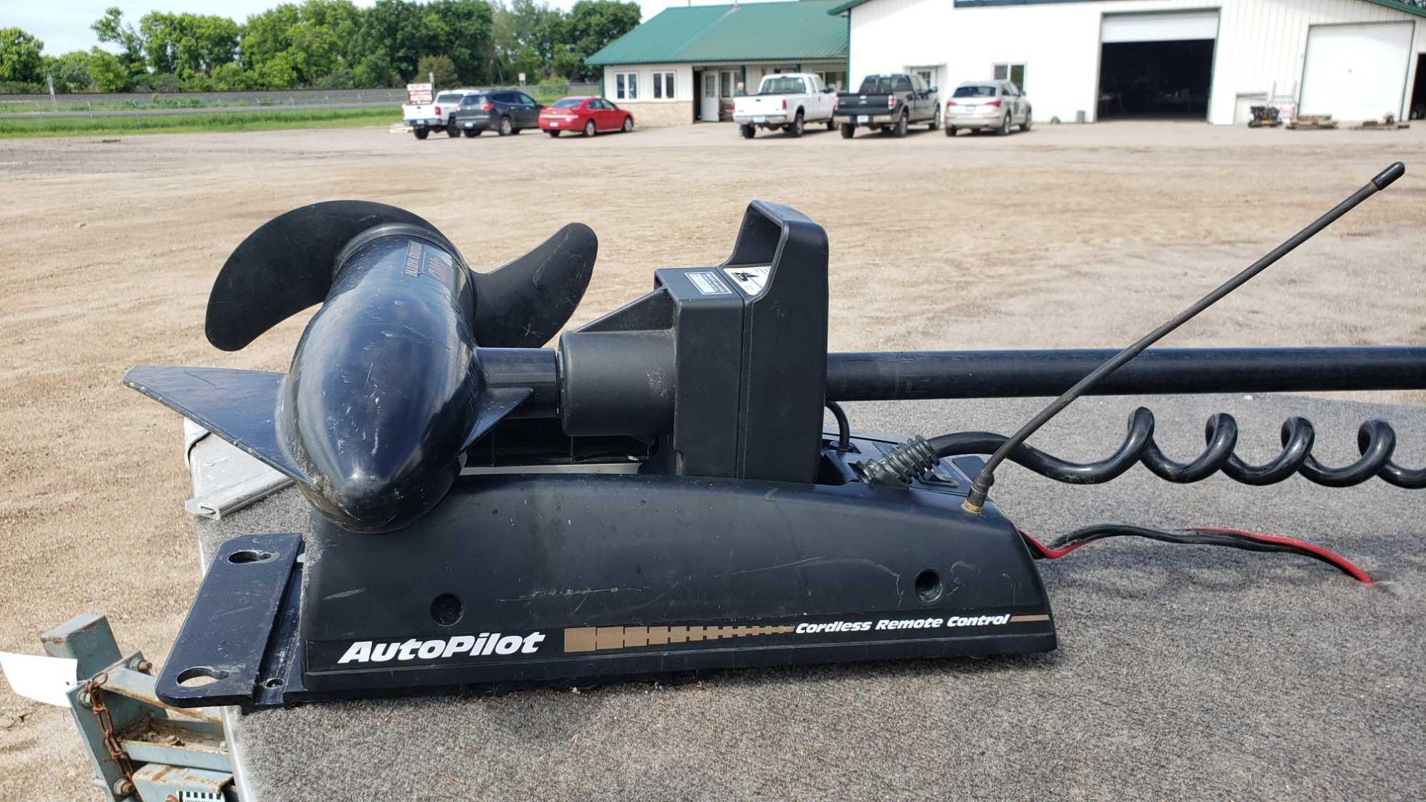16' Crestliner with Evinrude 15hp and trolling motor (both run) on 1996 Hom