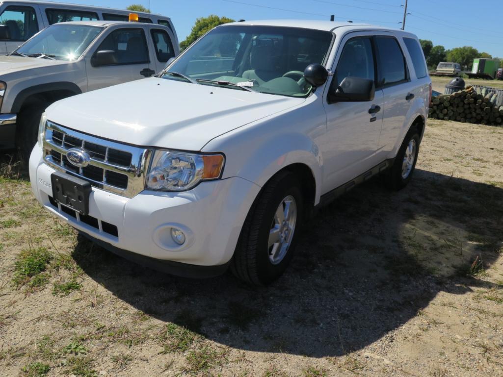 2011 Ford Escape XLT, 4X4, 3.0 V6, Power windows, Power Locks, Former Squad