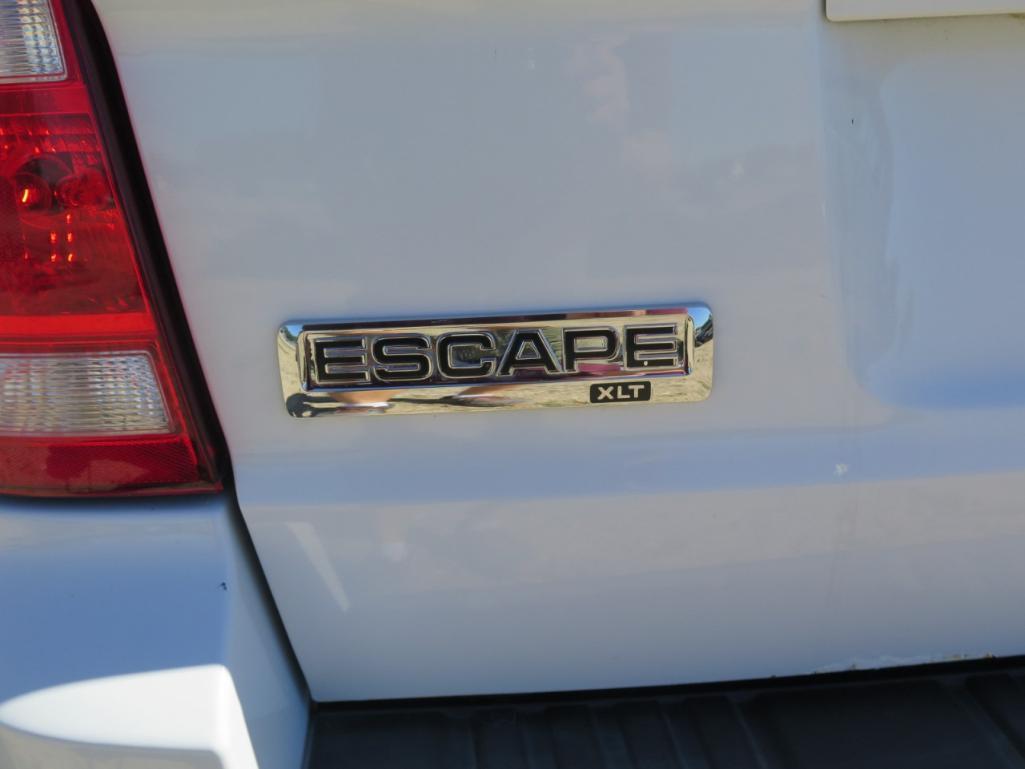 2011 Ford Escape XLT, 4X4, 3.0 V6, Power windows, Power Locks, Former Squad