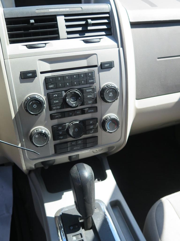 2011 Ford Escape XLT, 4X4, 3.0 V6, Power windows, Power Locks, Former Squad
