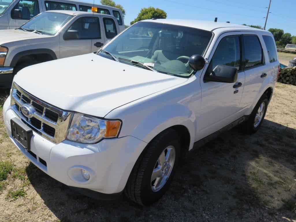 2011 Ford Escape XLT, 4X4, 3.0 V6, Power windows, Power Locks, Former Squad