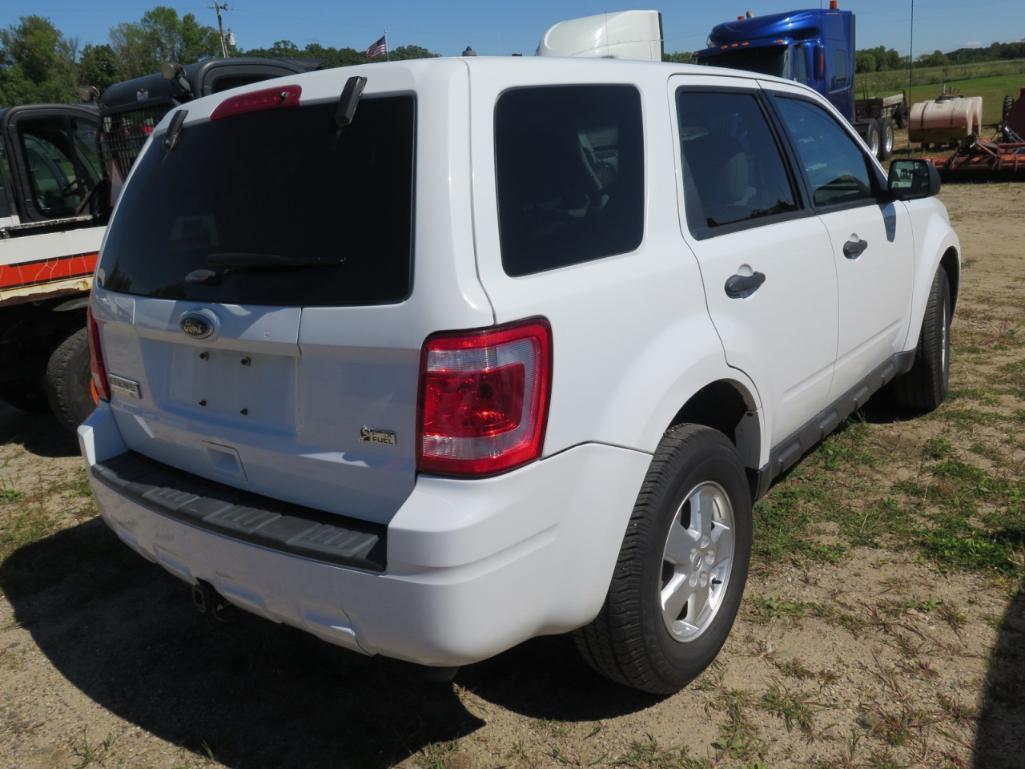 2011 Ford Escape XLT, 4X4, 3.0 V6, Power windows, Power Locks, Former Squad