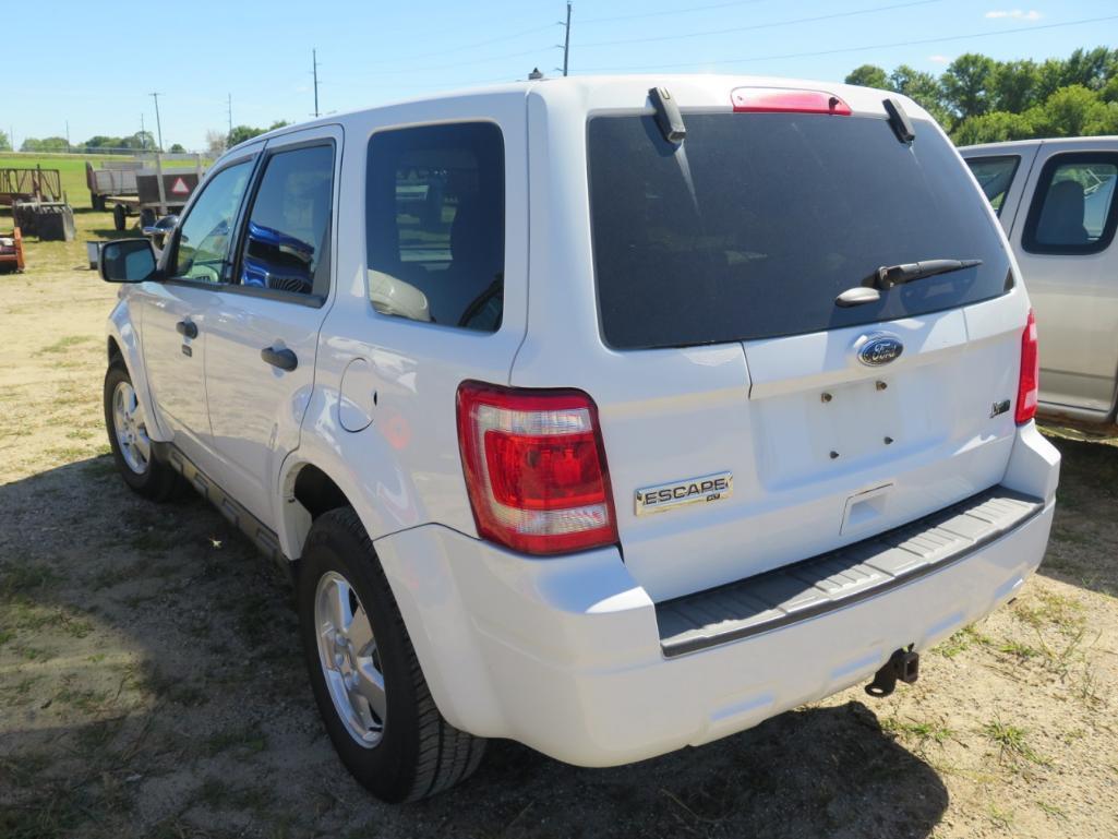 2011 Ford Escape XLT, 4X4, 3.0 V6, Power windows, Power Locks, Former Squad