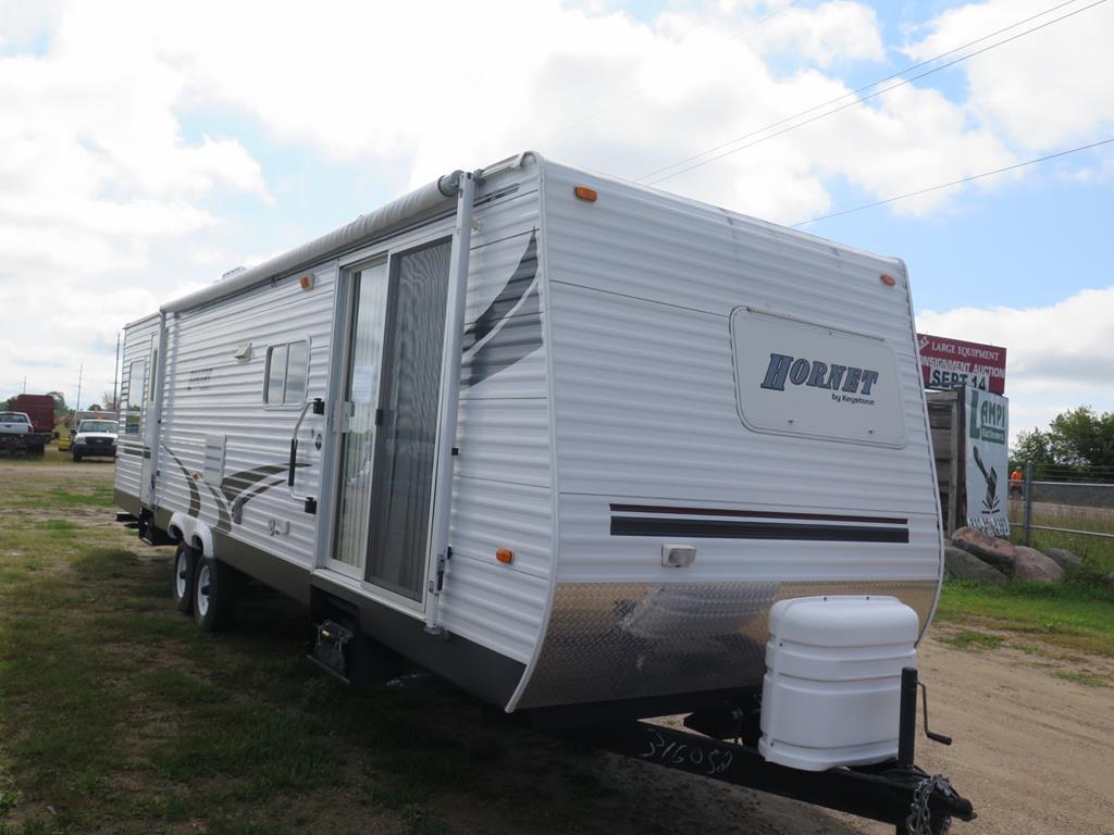 2005 Keystone Hornet 33' camper, 2 slide outs, sleeps 6, all appliances wor