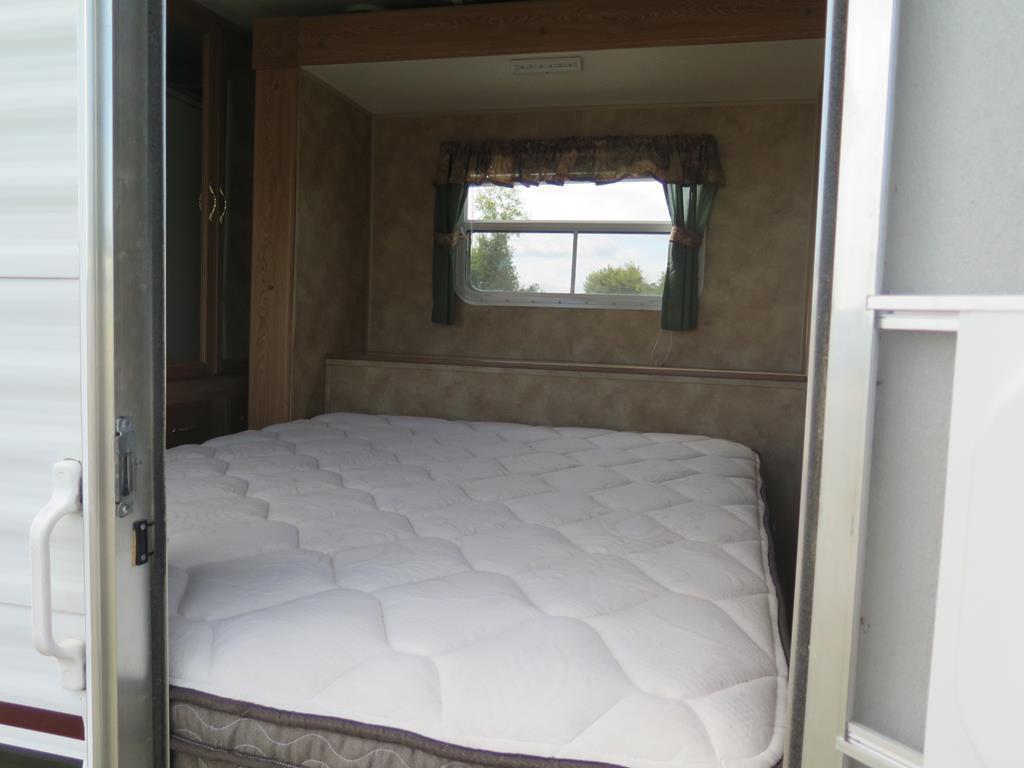 2005 Keystone Hornet 33' camper, 2 slide outs, sleeps 6, all appliances wor