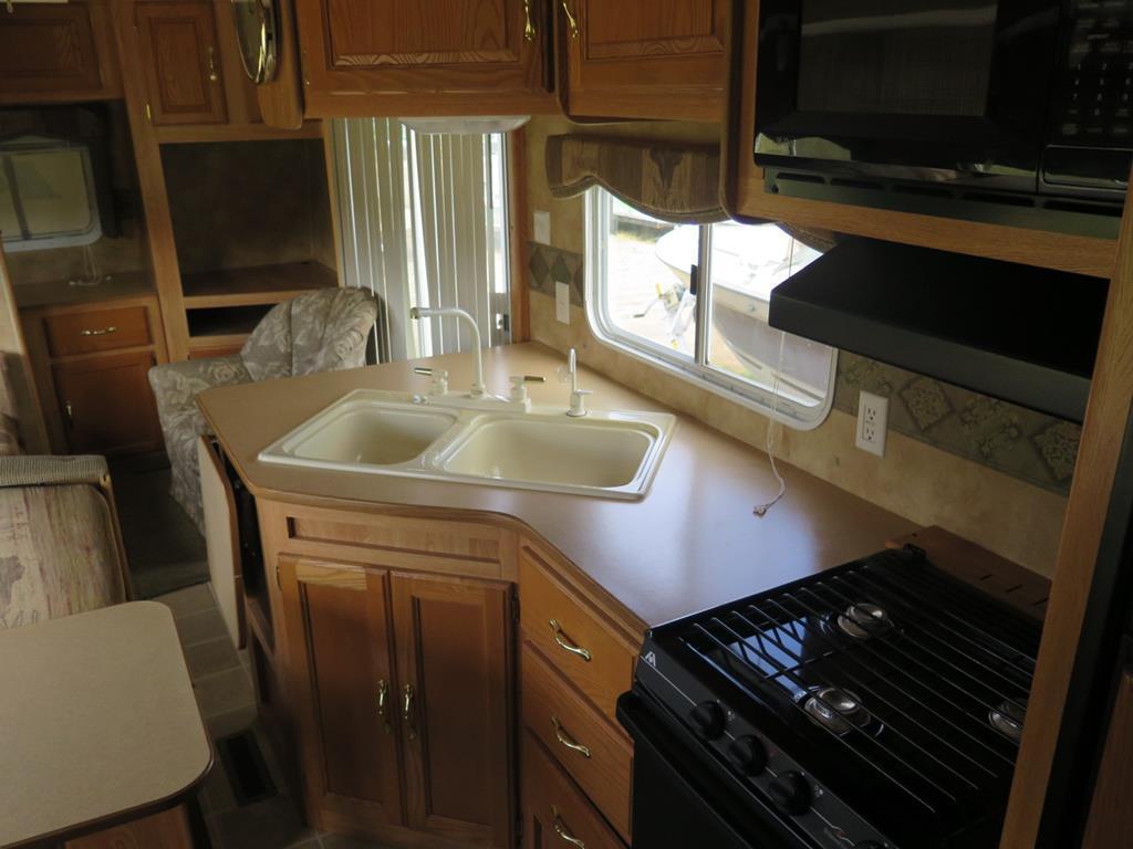 2005 Keystone Hornet 33' camper, 2 slide outs, sleeps 6, all appliances wor