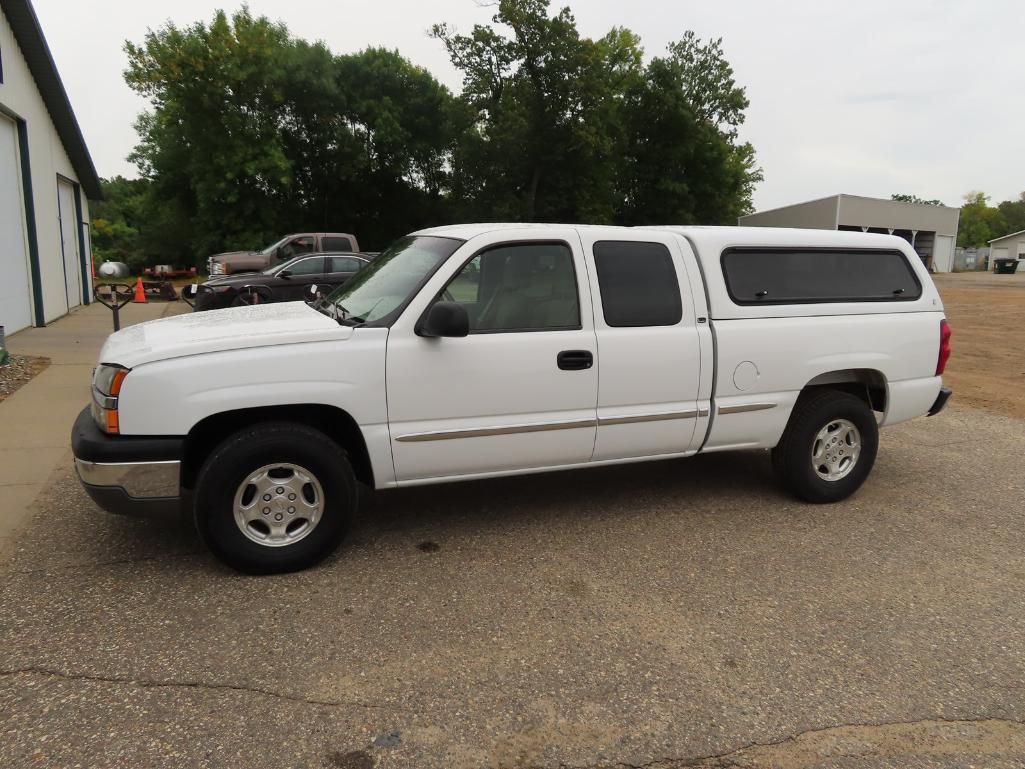 2003 Chev Silverado 1500 5.3L 4x4 extended cab pickup with fiberglass toppe