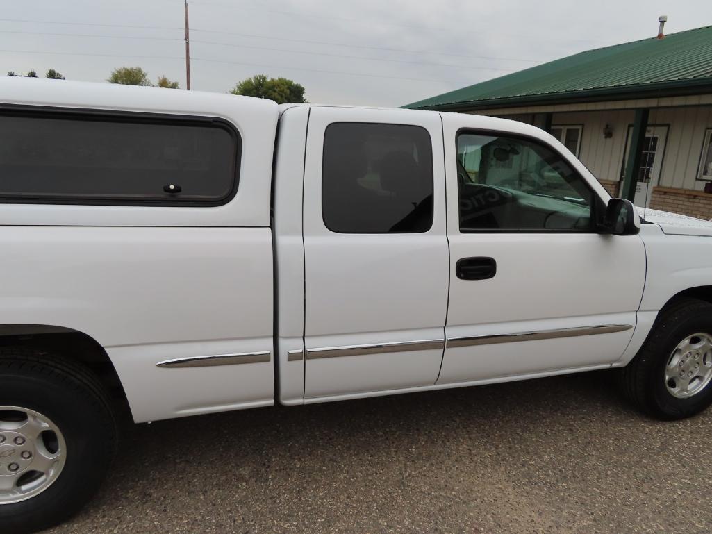 2003 Chev Silverado 1500 5.3L 4x4 extended cab pickup with fiberglass toppe