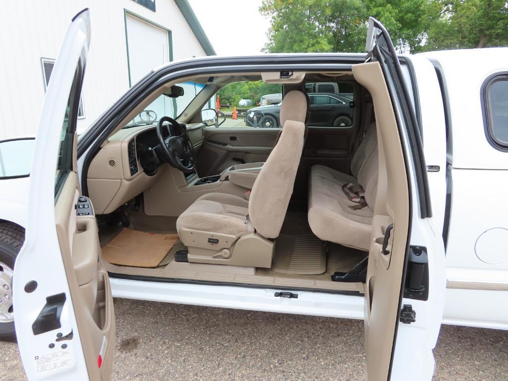 2003 Chev Silverado 1500 5.3L 4x4 extended cab pickup with fiberglass toppe