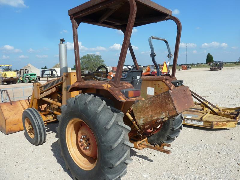 INDUSTRIAL CASE 380 TRACTOR W/FE LOADER