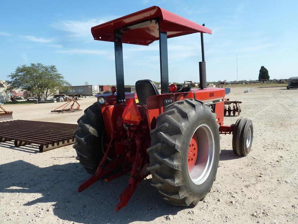 iNTERNATIONAL 884 TRACTOR