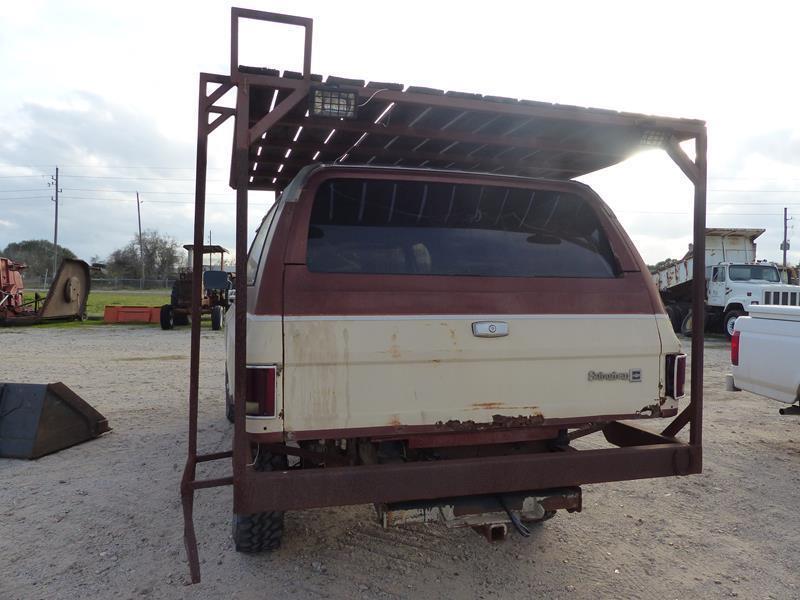 1983 CHEVROLET SILVERADO 20 SUBURBAN