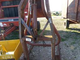 NEW HOLLAND 3 PT HYDRAULIC PUSH OFF BALE FORK