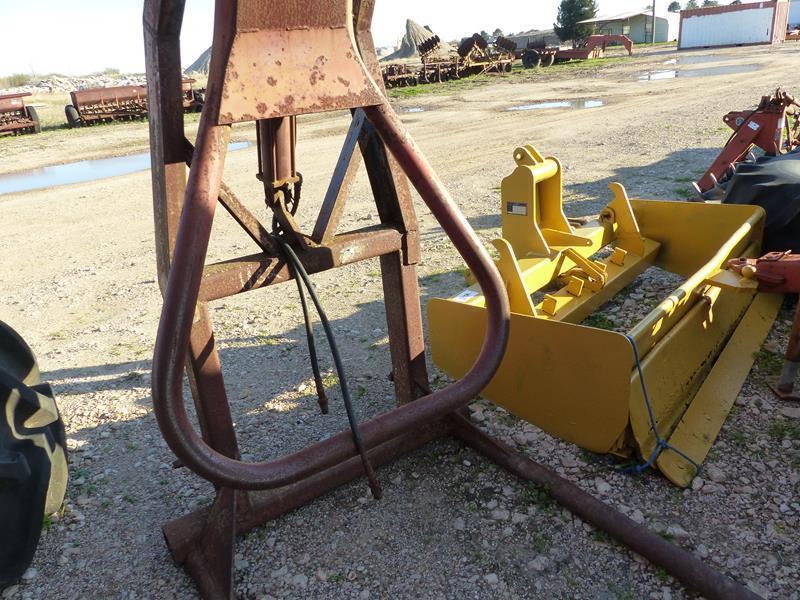 NEW HOLLAND 3 PT HYDRAULIC PUSH OFF BALE FORK