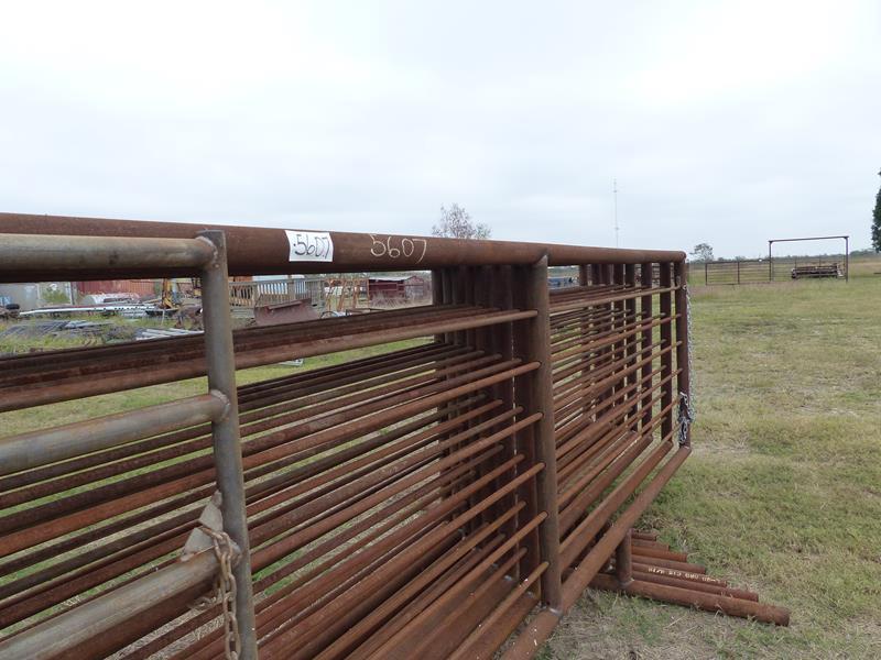 24 FT FREESTANDING PANELS 1 HAVING 12 FT GATE