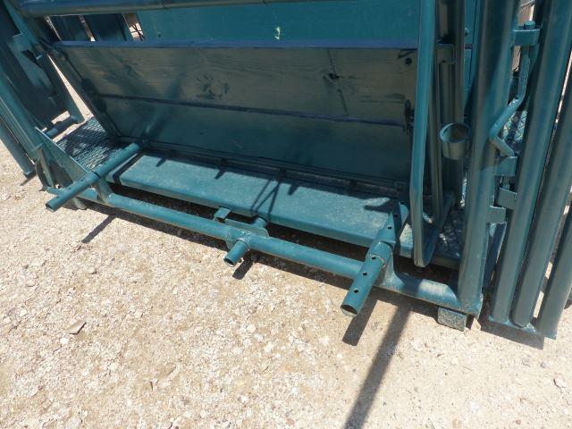 SQUEEZE CHUTE W/SELF CATCHING HEAD GATE