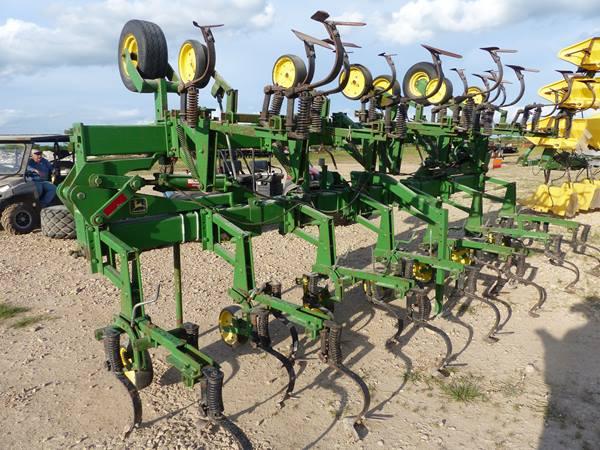 JD 845 12 ROW HYDRAULIC FOLDING CULTIVATOR