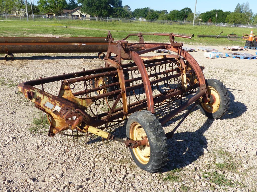 NEW HOLLAND HAY RAKE