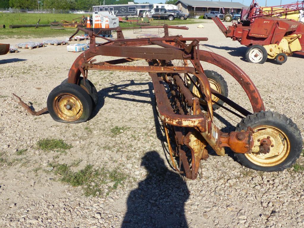 NEW HOLLAND HAY RAKE