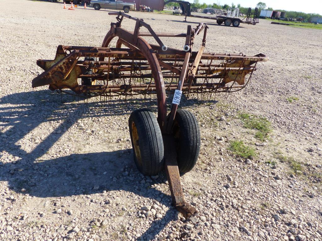 NEW HOLLAND HAY RAKE