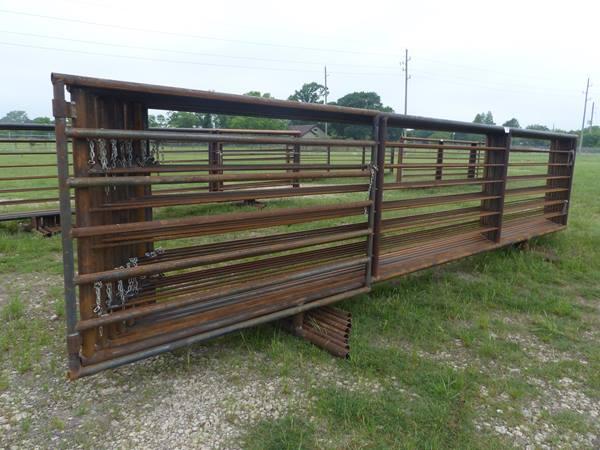 8- 24' FREESTANDING PANELS W/8' GATE