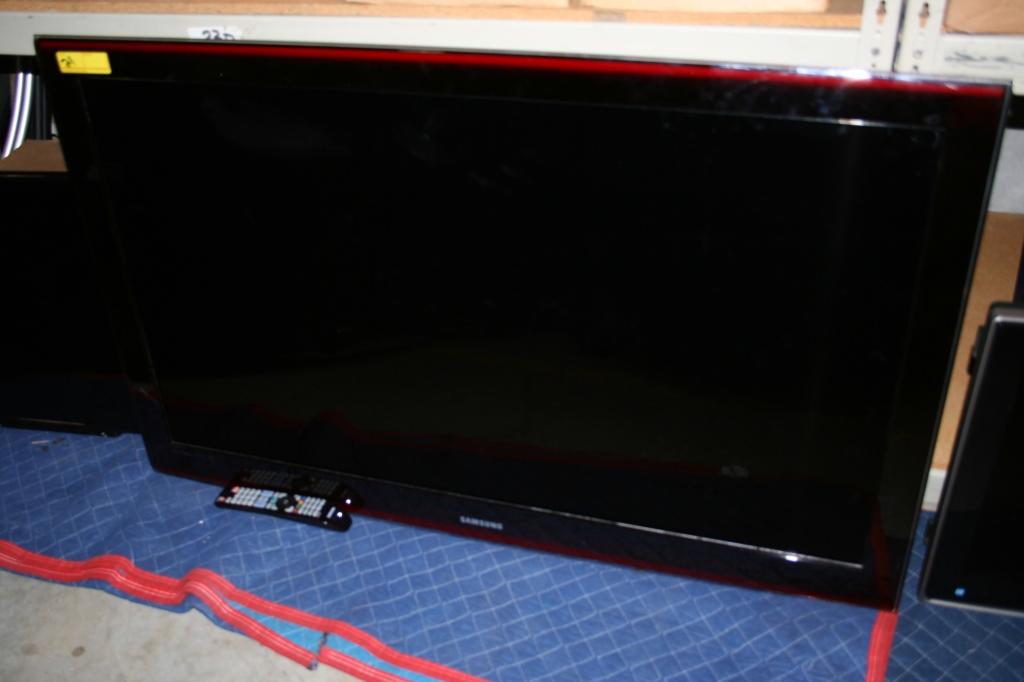 52" SAMSUNG LN52A650ALF FLAT SCREEN TV INCLUDES POWER CORD AND MOUNT (NO REMOTE)