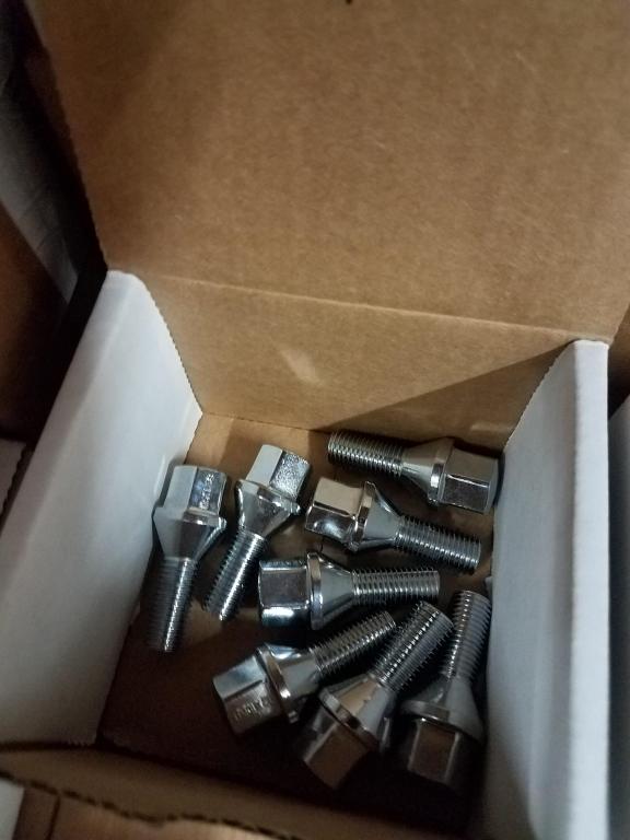 LOT CONSISTING OF: APPROX. (2,600+) LUG BOLTS IN VARIOUS SIZES & STYLES